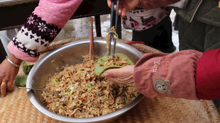 手工制作美味馅料场景