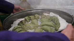 手工制作青团的温馨场景