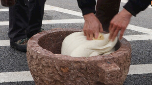 石臼中手工揉制面团