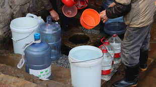 人们围聚进行水桶相关活动