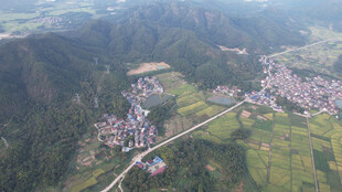 俯瞰山间村落美景