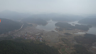 雾中俯瞰山水村落景观