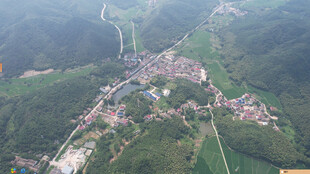俯瞰山间村落美景