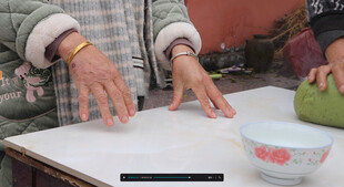 老人手工制作场景