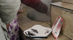 地上破碎盘子及周边物品