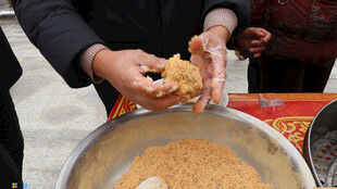 手工制作糍耙面食的温馨场景