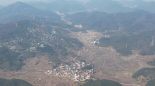 俯瞰山间村落风光