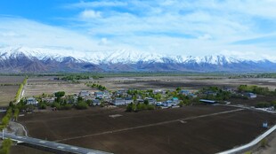 田园风光下的雪山村庄