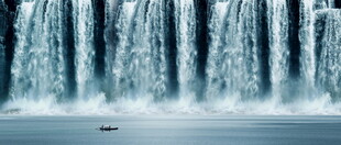 水墨瀑布山水画