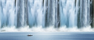 招财瀑布山水画