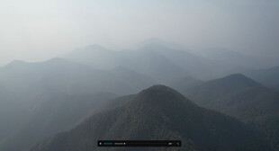 雾霭中的连绵山脉