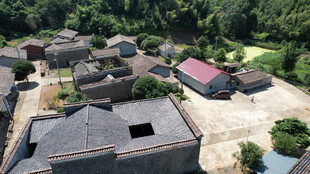俯瞰古朴村落景象