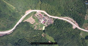 蜿蜒河流旁的村落景观