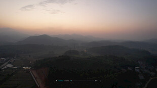 日暮下的山峦俯瞰景