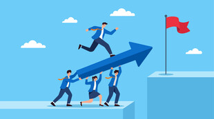 团队协作搭建阶梯助力精英跨越鸿