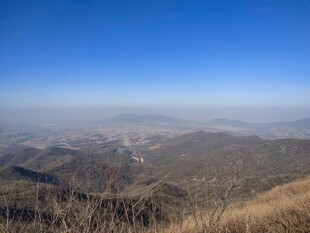 山巅远眺辽阔壮美风光