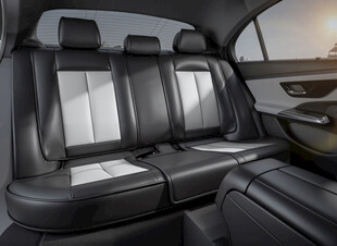 豪华汽车舒适后排座椅