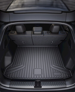 宽敞汽车后备垫子箱内部展示
