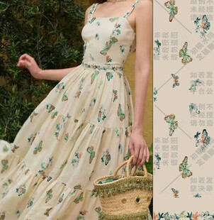 高清复古风女子提篮优雅漫步