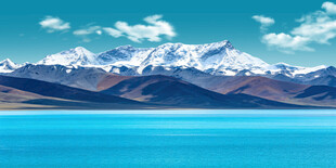雪山湖泊